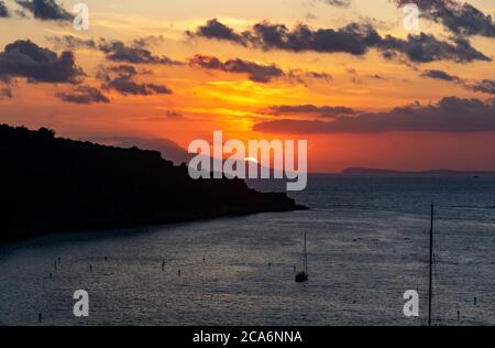 Italie, Campanie, Sorrente - 16 août 2019 - le ciel est plein de couleurs au coucher du soleil à Sorrente Banque D'Images