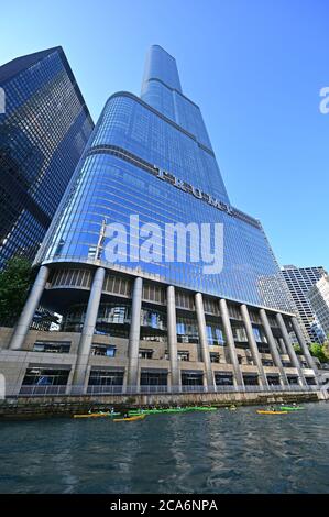 Chicago, Illinois - 8 août 2019 - la Trump Tower et la Chicago River lors d'une journée d'été claire. Banque D'Images