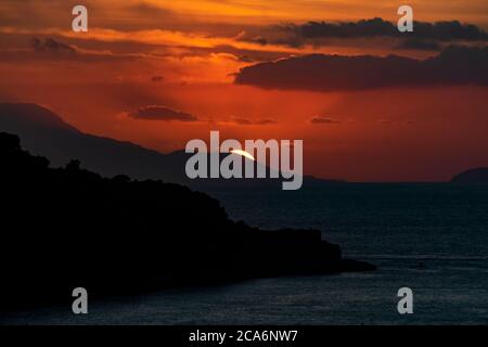 Italie, Campanie, Sorrente - 16 août 2019 - le soleil se couche derrière les montagnes au coucher du soleil de Sorrente Banque D'Images