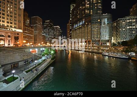 Chicago, Illinois - 8 août 2019 - vue sur la rivière Chicago, ses ponts et ses bâtiments environnants pendant une nuit d'été ensoleillée. Banque D'Images