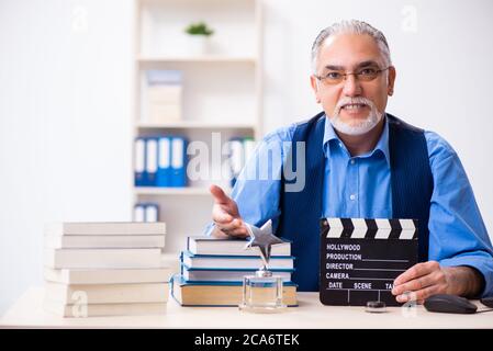 Un vieil auteur masculin écrit le scénario Banque D'Images