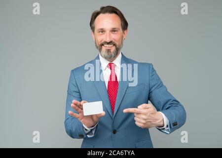 Beau homme montrer la carte de visite, le concept de compte bancaire. Banque D'Images