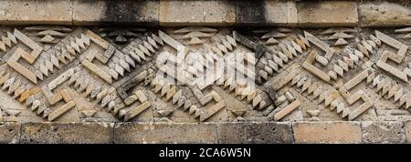 Détail des panneaux en pierre sur le Palais dans les ruines de la ville de Zapotec de Mitla à Oaxaca, Mexique. Un site classé au patrimoine mondial de l'UNESCO. Banque D'Images