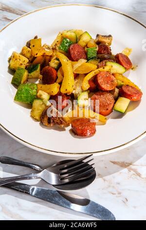 Oignons et poivrons à la saucisse d'andouille avec courge de courge de courgettes et assaisonnement italien Banque D'Images