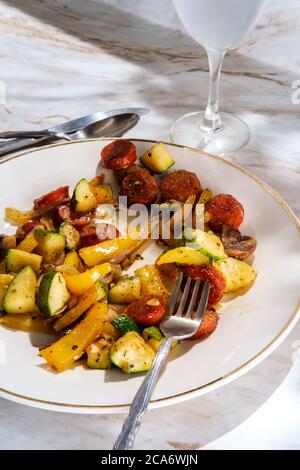 Oignons et poivrons à la saucisse d'andouille avec courge de courge de courgettes et assaisonnement italien Banque D'Images
