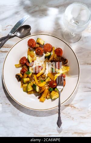 Oignons et poivrons à la saucisse d'andouille avec courge de courge de courgettes et assaisonnement italien Banque D'Images
