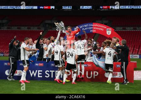 Londres, Royaume-Uni. 04e août 2020. Le gardien de but Marek Rodák de Fulham lève le trophée alors que son équipe célèbre la victoire du match final de jeu du championnat Sky Bet entre Brentford et Fulham au stade Wembley, Londres, Angleterre, le 4 août 2020. Les stades de football restent vides en raison de la pandémie de Covid-19, car les lois de distanciation sociale du gouvernement interdisent aux supporters à l'intérieur des lieux, ce qui entraîne le jeu de tous les présentoirs derrière des portes fermées jusqu'à nouvel ordre. Photo par Andrew Aleksiejczuk/Prime Media Images. Crédit : Prime Media Images/Alamy Live News Banque D'Images