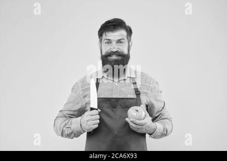 Recette de salade fraîche. Coupe sûre. Couper des légumes. Liste ultime des techniques de coupe que chaque chef devrait savoir. Le chef prépare le repas. Homme barbu préparer la tomate. Homme mature tient le couteau et le légume. Banque D'Images