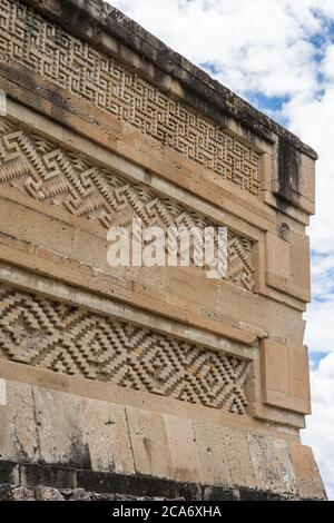 Détail des panneaux en pierre sur le Palais, Bâtiment 7, dans les ruines de la ville de Zapotec de Mitla à Oaxaca, Mexique. Un patrimoine mondial de l'UNESCO Banque D'Images