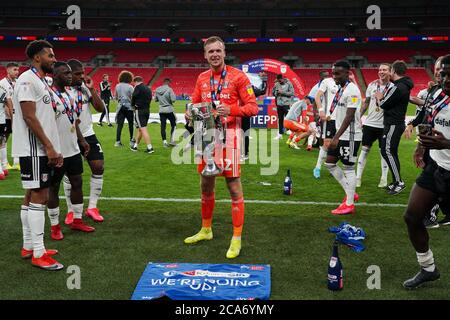 Londres, Royaume-Uni. 04e août 2020. Le gardien de but Marek Rodák de Fulham célèbre avec le trophée après avoir remporté le match final de la partie finale du championnat Sky Bet entre Brentford et Fulham au stade Wembley, Londres, Angleterre, le 4 août 2020. Les stades de football restent vides en raison de la pandémie de Covid-19, car les lois de distanciation sociale du gouvernement interdisent aux supporters à l'intérieur des lieux, ce qui entraîne le jeu de tous les présentoirs derrière des portes fermées jusqu'à nouvel ordre. Photo par Andrew Aleksiejczuk/Prime Media Images. Crédit : Prime Media Images/Alamy Live News Banque D'Images