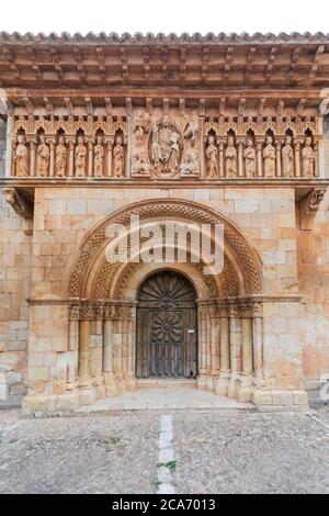 Façade romane principale de San Juan Bautista à Moarves de Ojeda, Banque D'Images