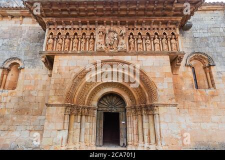 Façade romane principale de San Juan Bautista à Moarves de Ojeda, Banque D'Images