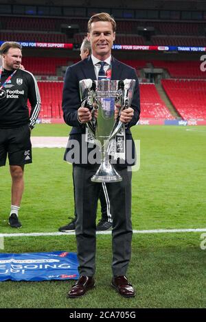 Londres, Royaume-Uni. 04e août 2020. Scott Parker, le Manager de Fulham, célèbre avec le trophée après avoir remporté le match final de jeu du championnat Sky Bet entre Brentford et Fulham au stade Wembley, Londres, Angleterre, le 4 août 2020. Les stades de football restent vides en raison de la pandémie de Covid-19, car les lois de distanciation sociale du gouvernement interdisent aux supporters à l'intérieur des lieux, ce qui entraîne le jeu de tous les présentoirs derrière des portes fermées jusqu'à nouvel ordre. Photo par Andrew Aleksiejczuk/Prime Media Images. Crédit : Prime Media Images/Alamy Live News Banque D'Images