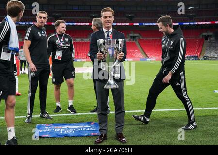 Londres, Royaume-Uni. 04e août 2020. Scott Parker, le Manager de Fulham, célèbre avec le trophée après avoir remporté le match final de jeu du championnat Sky Bet entre Brentford et Fulham au stade Wembley, Londres, Angleterre, le 4 août 2020. Les stades de football restent vides en raison de la pandémie de Covid-19, car les lois de distanciation sociale du gouvernement interdisent aux supporters à l'intérieur des lieux, ce qui entraîne le jeu de tous les présentoirs derrière des portes fermées jusqu'à nouvel ordre. Photo par Andrew Aleksiejczuk/Prime Media Images. Crédit : Prime Media Images/Alamy Live News Banque D'Images