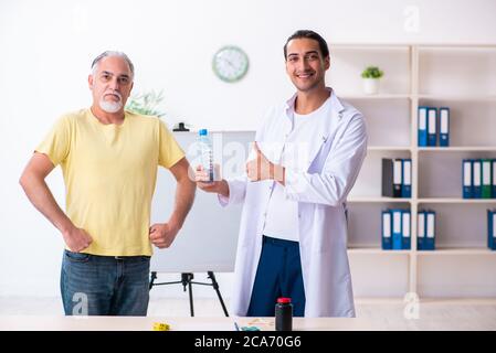 La diététicienne médecin de donner des conseils aux patients en surpoids fat Banque D'Images