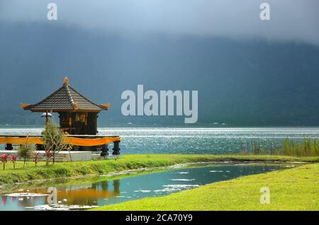 Petit temple après la pluie près de Pura Ulun Danu sur le lac de Beratan Banque D'Images