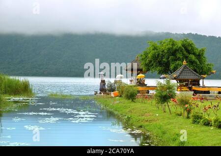 Petit temple après la pluie près de Pura Ulun Danu sur le lac de Beratan Banque D'Images