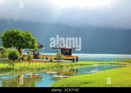 Petit temple après la pluie près de Pura Ulun Danu sur le lac de Beratan Banque D'Images