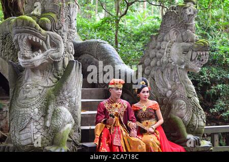 BALI, INDONÉSIE - MAI 17. Couple sur Monkey Bridge Ubad Bali après la cérémonie de mariage le 17 mai 2016 à Bali, Indonésie. Banque D'Images