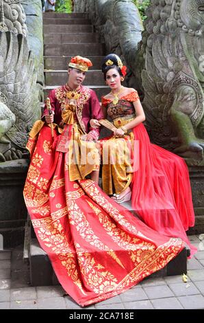 Couple sur Monkey Bridge Ubad BaliBALI, INDONÉSIE - MAI 17. Couple sur Monkey Bridge Ubad Bali après la cérémonie de mariage le 17 mai 2016 à Bali, Indonésie Banque D'Images