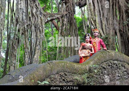 BALI, INDONÉSIE - MAI 17. Couple sur Monkey Bridge Ubad Bali après la cérémonie de mariage le 17 mai 2016 à Bali, Indonésie. Banque D'Images