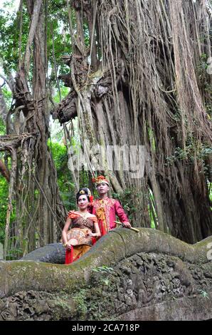 BALI, INDONÉSIE - MAI 17. Couple sur Monkey Bridge Ubad Bali après la cérémonie de mariage le 17 mai 2016 à Bali, Indonésie. Banque D'Images