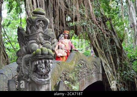 BALI - MAI 17. Couple sur le pont de singe Ubad Bali cérémonie de mariage le 17 mai 2016 à Bali, Indonésie. Banque D'Images