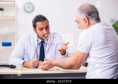 Patient souffrant du diabète médecin traitant Banque D'Images