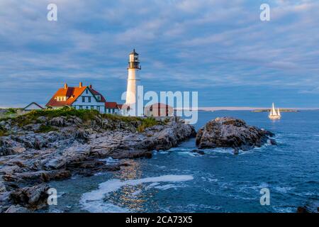 Phare de Portland Head à fort Williams Park, Cape Elizabeth, Maine, juste avant le coucher du soleil. Banque D'Images