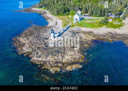 Vue aérienne de Marshall point Light Station, un phare à l'entrée du port de Port Clyde à Port Clyde, Maine. Banque D'Images