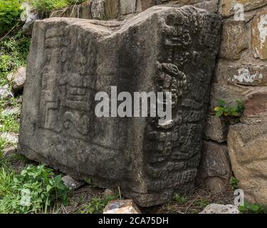 Pierres sculptées montrant des figures sur les coins de la plate-forme Sud dans les ruines de Zapotec pré-colombiennes de Monte Alban à Oaxaca, Mexique. Un ver de l'UNESCO Banque D'Images