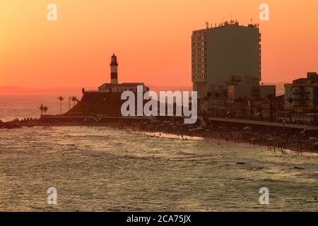 Vue sur le coucher de soleil sur le bar de la plage avec le Phare de Barra en arrière-plan Banque D'Images