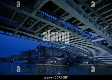 Passerelle Léopold-Sédar-Senghor avec le Musée d'Orsay au crépuscule, Paris FR Banque D'Images