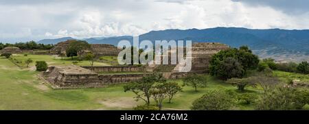 Une vue des pyramides du Groupe IV et du Groupe M de la plate-forme Nord des ruines de Zapotec précolombiennes de Monte Alban à Oaxaca, Mexique. UNE UNESCO Banque D'Images