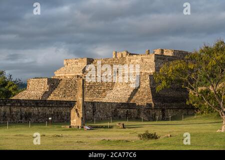 Stela 18 et les pyramides du Groupe IV dans les ruines de Zapotec précolombiennes de Monte Alban à Oaxaca, Mexique. Un site classé au patrimoine mondial de l'UNESCO. Banque D'Images