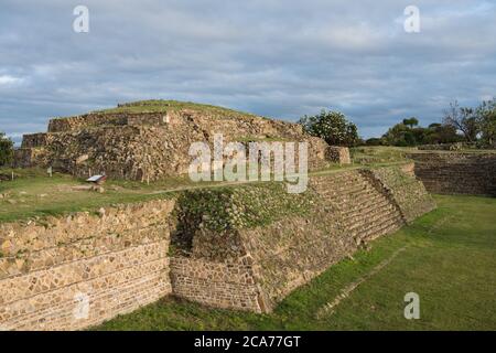 La place encastrée avec son autel et le bâtiment B sur la plate-forme nord des ruines précolombiennes de Zapotec de Monte Alban à Oaxaca, Mexique. Un bon de l'UNESCO Banque D'Images