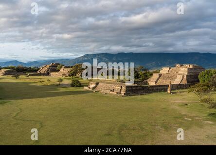 Vue sur les pyramides du Groupe IV, Bâtiment L et Groupe M de la plate-forme Nord des ruines de Zapotec précolombiennes de Monte Alban à Oaxaca, Mexique Banque D'Images