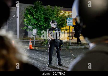 Portland, États-Unis. 03ème août 2020. Environ 150 manifestants défilent du parc Laurelhurst au bureau du shérif du comté de Multnomah (CSO) pour se rassembler contre les brutalités policières et les meurtres de Noirs, dans la 68e nuit consécutive des manifestations à Portland, Oregon, le 3 août 2020. Deux arrestations ont eu lieu après que des bouteilles aient été lancées contre des officiers. (Photo de John Rudoff/Sipa USA) crédit: SIPA USA/Alay Live News Banque D'Images