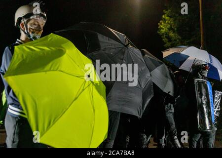 Portland, États-Unis. 03ème août 2020. Les manifestants utilisent des parapluies pour détourner les munitions de la police. Environ 150 manifestants défilent du parc Laurelhurst au bureau du shérif du comté de Multnomah (CSO) pour se rassembler contre les brutalités policières et les meurtres de Noirs, dans la 68e nuit consécutive des manifestations à Portland, Oregon, le 3 août 2020. Deux arrestations ont eu lieu après que des bouteilles aient été lancées contre des officiers. (Photo de John Rudoff/Sipa USA) crédit: SIPA USA/Alay Live News Banque D'Images