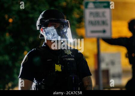 Portland, États-Unis. 03ème août 2020. Environ 150 manifestants défilent du parc Laurelhurst au bureau du shérif du comté de Multnomah (CSO) pour se rassembler contre les brutalités policières et les meurtres de Noirs, dans la 68e nuit consécutive des manifestations à Portland, Oregon, le 3 août 2020. Deux arrestations ont eu lieu après que des bouteilles aient été lancées contre des officiers. (Photo de John Rudoff/Sipa USA) crédit: SIPA USA/Alay Live News Banque D'Images