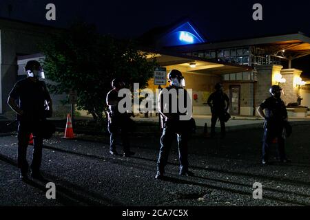 Portland, États-Unis. 03ème août 2020. Environ 150 manifestants défilent du parc Laurelhurst au bureau du shérif du comté de Multnomah (CSO) pour se rassembler contre les brutalités policières et les meurtres de Noirs, dans la 68e nuit consécutive des manifestations à Portland, Oregon, le 3 août 2020. Deux arrestations ont eu lieu après que des bouteilles aient été lancées contre des officiers. (Photo de John Rudoff/Sipa USA) crédit: SIPA USA/Alay Live News Banque D'Images