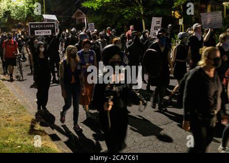 Portland, États-Unis. 03ème août 2020. Environ 150 manifestants défilent du parc Laurelhurst au bureau du shérif du comté de Multnomah (CSO) pour se rassembler contre les brutalités policières et les meurtres de Noirs, dans la 68e nuit consécutive des manifestations à Portland, Oregon, le 3 août 2020. Deux arrestations ont eu lieu après que des bouteilles aient été lancées contre des officiers. (Photo de John Rudoff/Sipa USA) crédit: SIPA USA/Alay Live News Banque D'Images