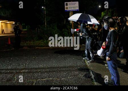 Portland, États-Unis. 03ème août 2020. Environ 150 manifestants défilent du parc Laurelhurst au bureau du shérif du comté de Multnomah (CSO) pour se rassembler contre les brutalités policières et les meurtres de Noirs, dans la 68e nuit consécutive des manifestations à Portland, Oregon, le 3 août 2020. Deux arrestations ont eu lieu après que des bouteilles aient été lancées contre des officiers. (Photo de John Rudoff/Sipa USA) crédit: SIPA USA/Alay Live News Banque D'Images