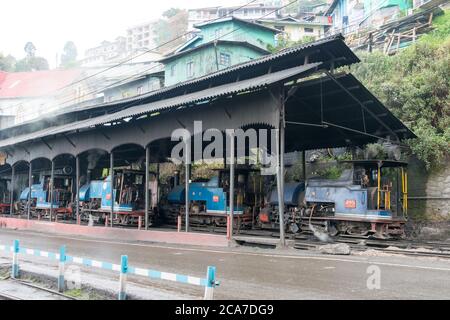 Darjeeling, Inde - Darjeeling Himalayan Railway à la gare de Darjeeling à Darjeeling, Bengale-Occidental, Inde. Elle fait partie du patrimoine mondial. Banque D'Images