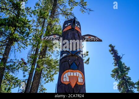 Totem au Sunwapta Falls Trading Post Hotel, parc national Jasper, Alberta Banque D'Images