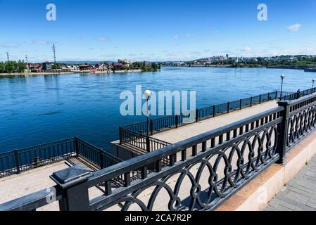 Vue sur le remblai ensoleillé de l'été de la rivière Angara à Irkoutsk, Russie Banque D'Images