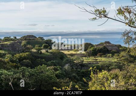 Une vue des pyramides du Groupe IV, du Groupe M et de la plate-forme Sud de la plate-forme Nord des ruines de Zapotec précolombiennes de Monte Alban à Oaxac Banque D'Images