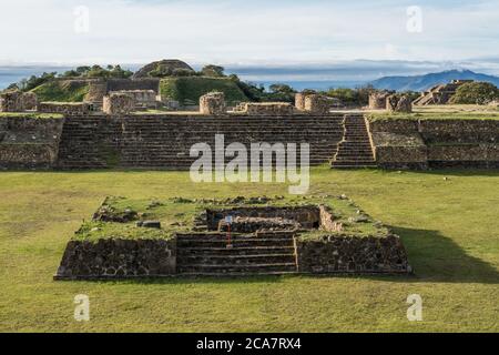 La place encastrée avec son autel sur la plate-forme nord des ruines de Zapotec pré-colombiennes de Monte Alban à Oaxaca, Mexique. Un si classé au patrimoine mondial de l'UNESCO Banque D'Images