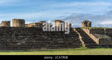 Grandes colonnes de pierre sur le mur sud du patio submergé sur la plate-forme nord des ruines précolombiennes Zapotec de Monte Alban à Oaxaca, Mexique. Banque D'Images
