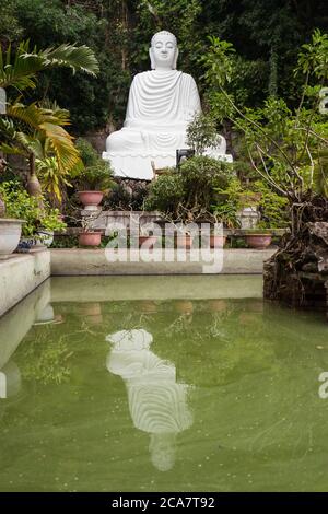 Da Nang / Vietnam - 15 janvier 2020 : sculpture de bouddha en marbre blanc avec réflexion sur l'eau de la piscine dans les montagnes de marbre Banque D'Images